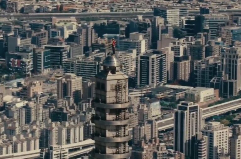 Alex Honnold free-soloing Taipei 101