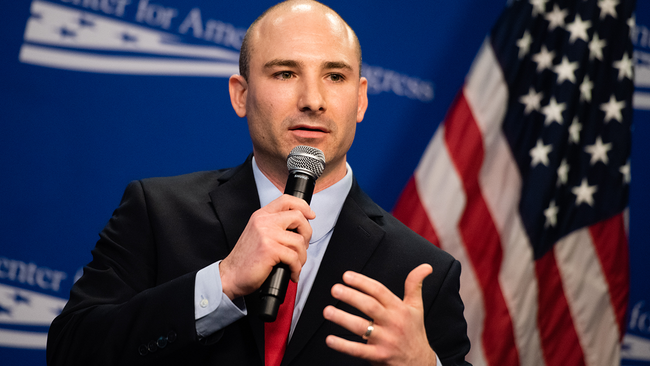 Jim Jordan questions Fairfax prosecutor Stephen Descano at a hearing