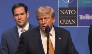 VIDEO: Trump Says Iran Wants to ‘Take Out’ US Leader as Air Force One Shades Stay Closed