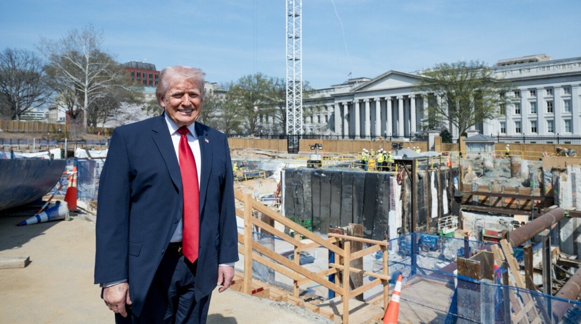 White House exterior with construction dispute over proposed ballroom